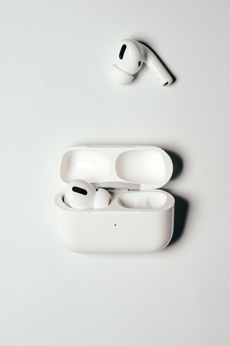 
Why is My AirPod Case Amber? A Guide to Troubleshooting Apple's Wireless Earbuds