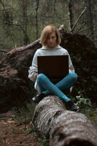 Digital nomad working while traveling